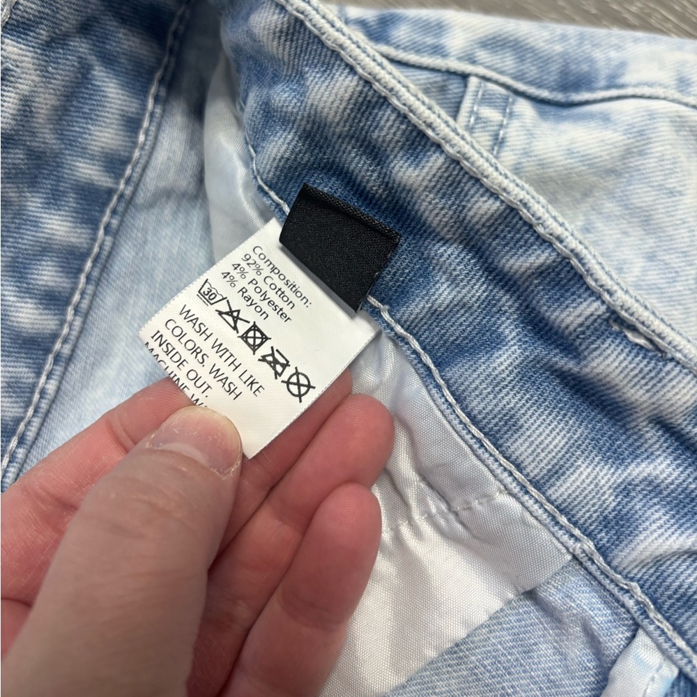 High Waisted Light Wash Denim Shorts 90s Mom Style Rolled Hem Women’s Size Large - Picture 4 of 8